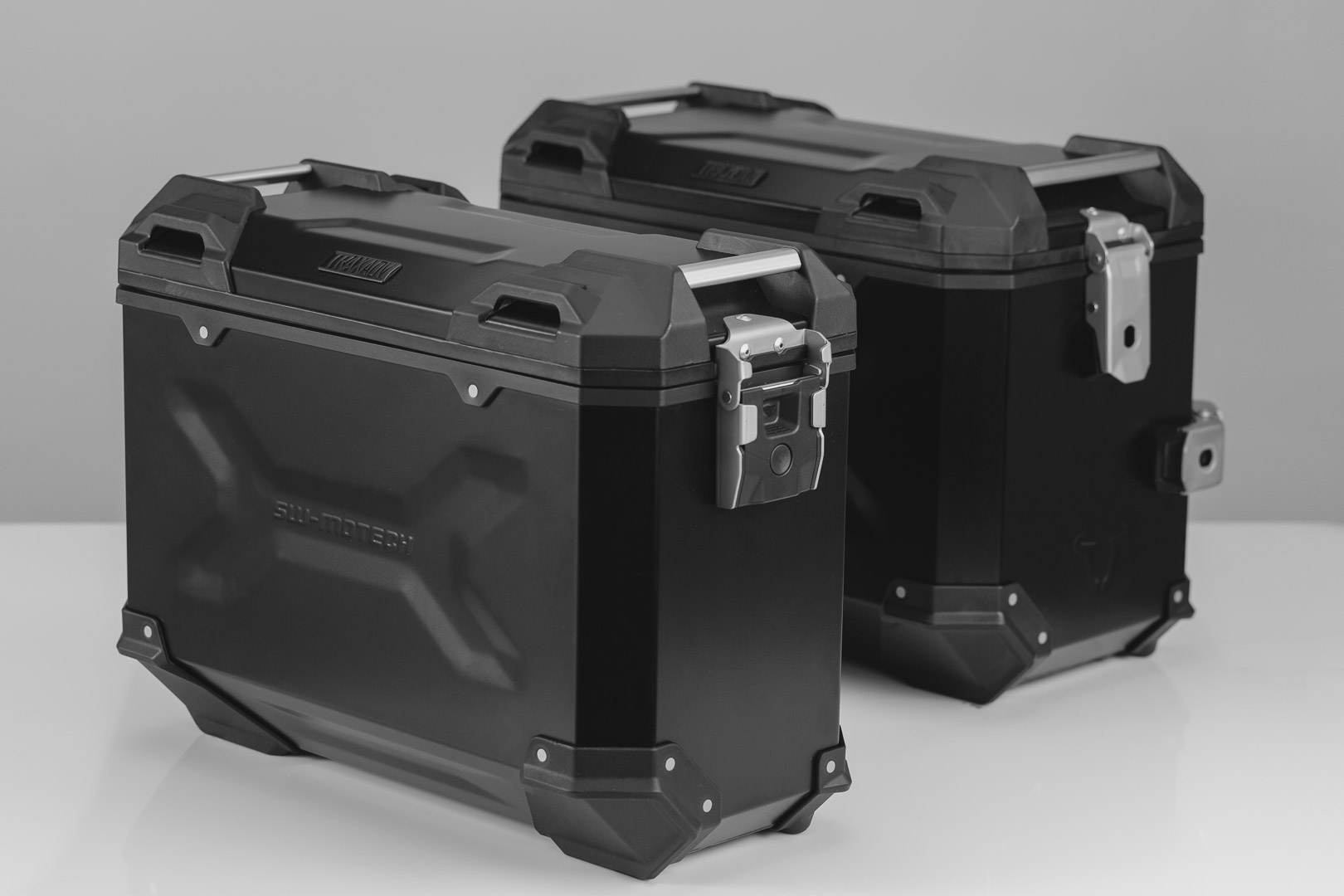 Комплект премиальных боковых алюминиевых чёрных кофров 45 л. и креплений SW-MOTECH для Honda NC750X