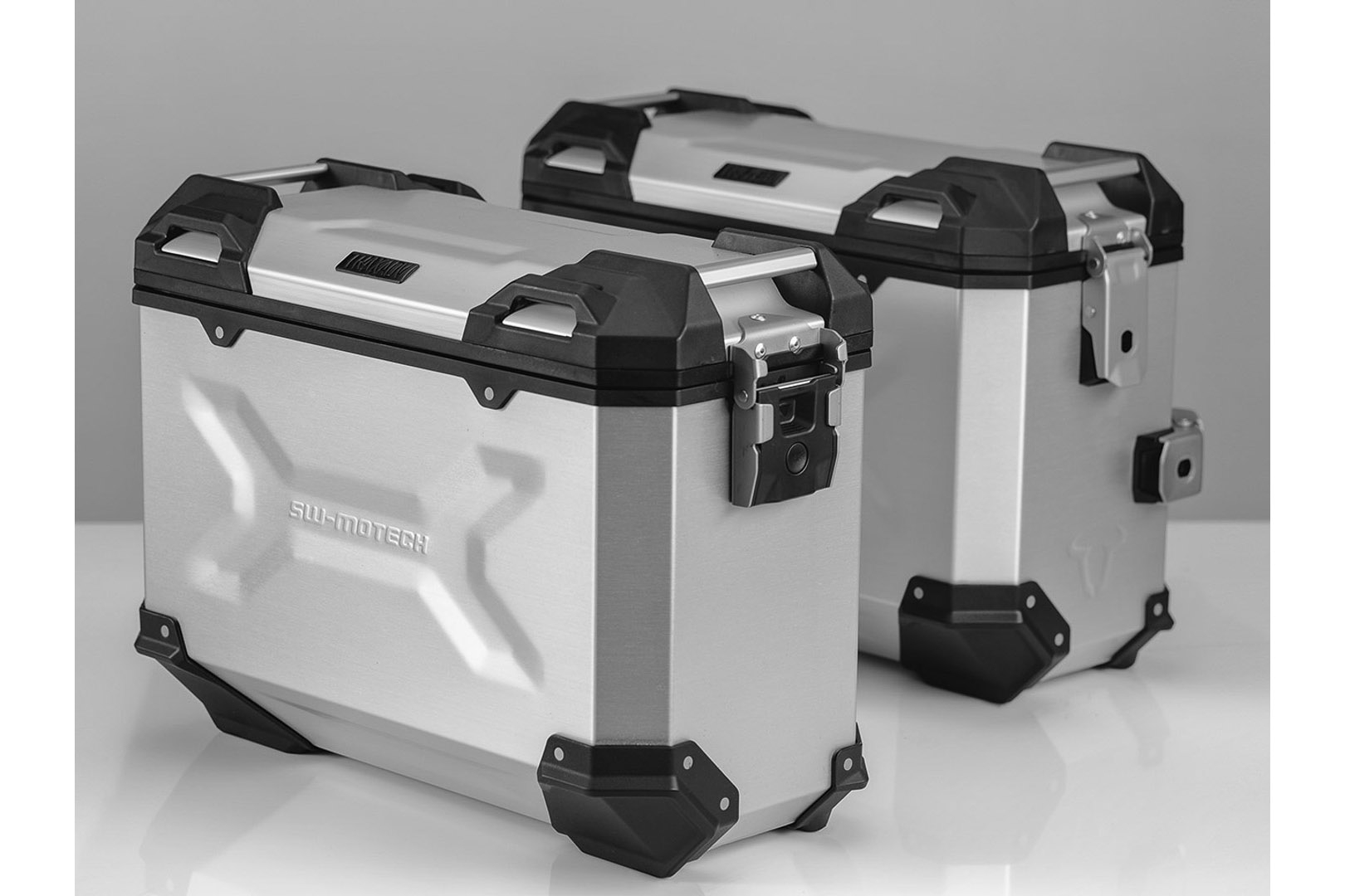 Комплект премиальных боковых алюминиевых серебристых кофров 37 л. и креплений SW-MOTECH для Honda VFR800X