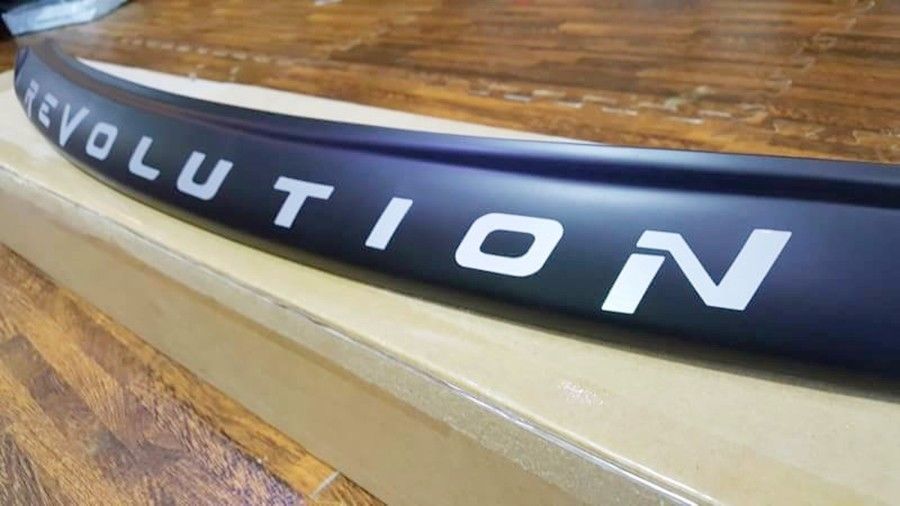 Накладка на капот для Toyota Hilux 2016