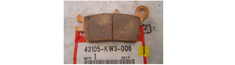 Оригинальная колодка тормозная задняя для мотоцикла HONDA 43105KW3006 (43105-KW3-006)
