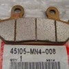 Оригинальная передняя тормозная колодка для мотоцикла HONDA 45105MN4008 (45105-MN4-008) Оригинальная передняя тормозная колодка для мотоцикла HONDA 45105MN4008 (45105-MN4-008)