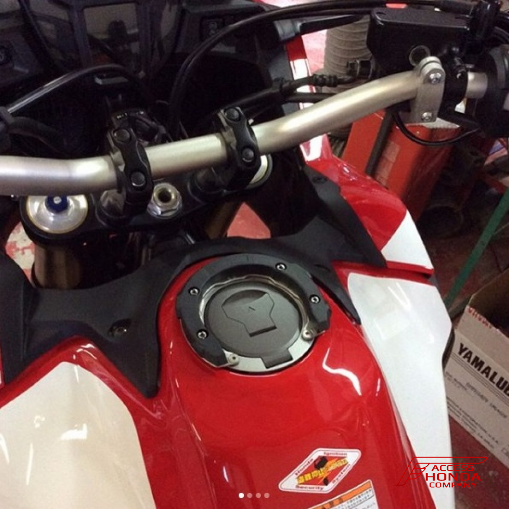 Оригинальная сумка Qick-Lock Daypack на бак мотоцикла Honda 08800SWM800 (08800-SWM-800) Оригинальная сумка Qick-Lock Daypack на бак мотоцикла Honda 08800SWM800 (08800-SWM-800)