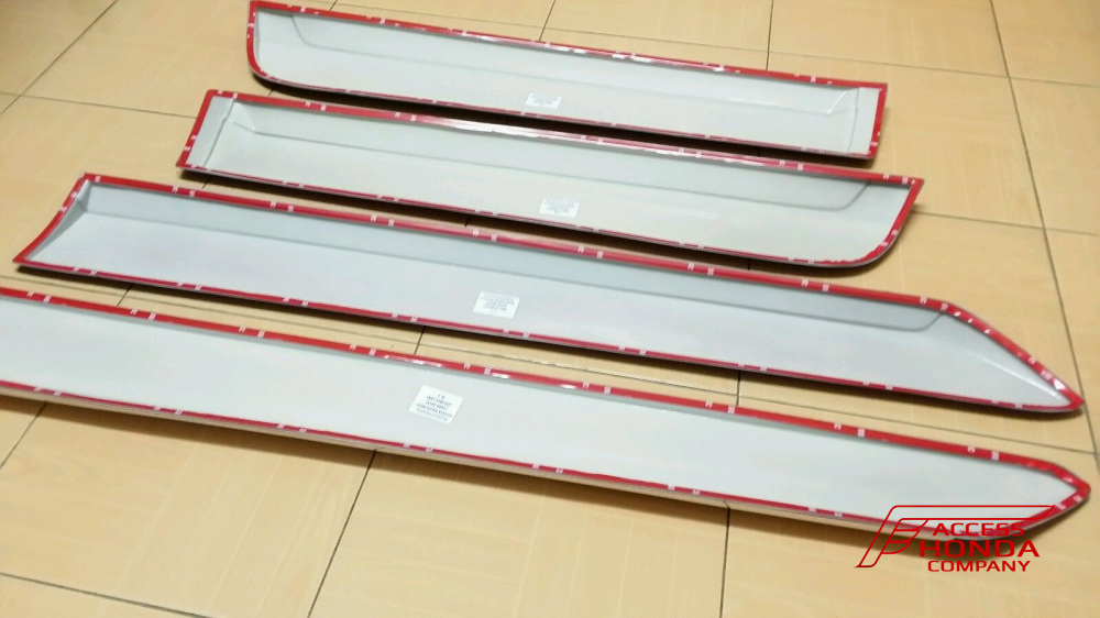 Накладки на боковые двери для Toyota Hilux 2016 Накладки на боковые двери для Toyota Hilux 2016