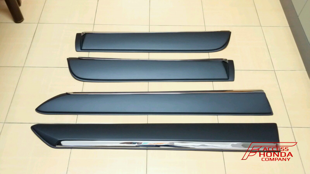 Накладки на боковые двери для Toyota Hilux 2016 Накладки на боковые двери для Toyota Hilux 2016